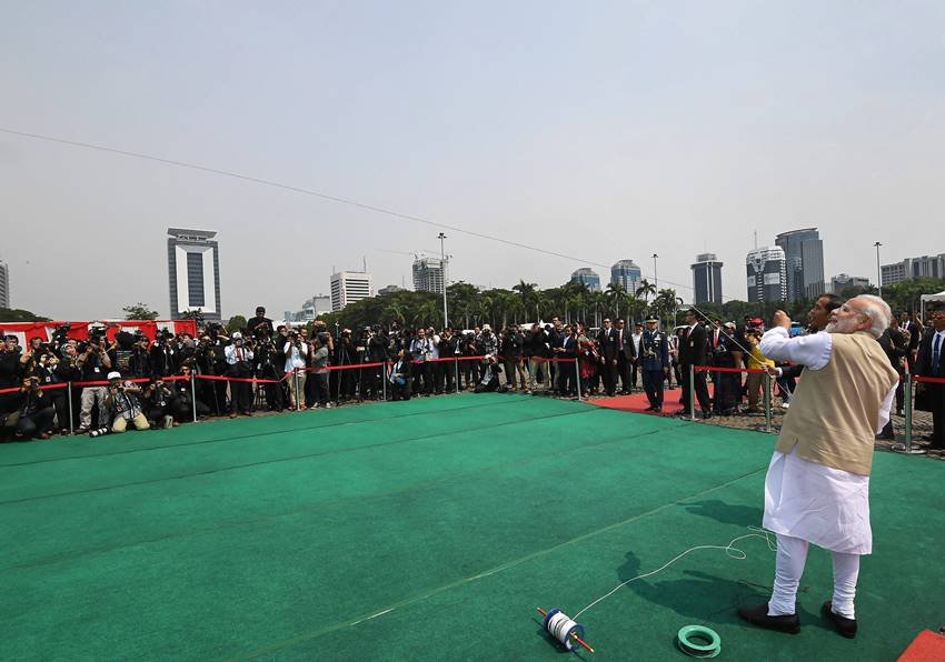 pm modi's indonesia visit,pm modi fly kites,Modi in Mosque, Indonesian President Joko Widodo, Merdeka Palace in Jakarta, modi, modi flying kite