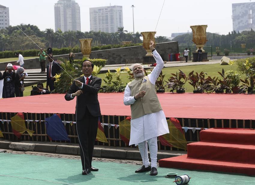 pm modi's indonesia visit,pm modi fly kites,Modi in Mosque, Indonesian President Joko Widodo, Merdeka Palace in Jakarta, modi, modi flying kite