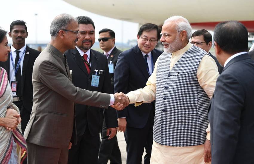 प्रधानमंत्री नरेन्द्र मोदी ने आज मलेशिया के नव - निर्वाचित प्रधानमंत्री महातिर मोहम्मद से मुलाकात की।
 
(Photo-PMOIndia)

