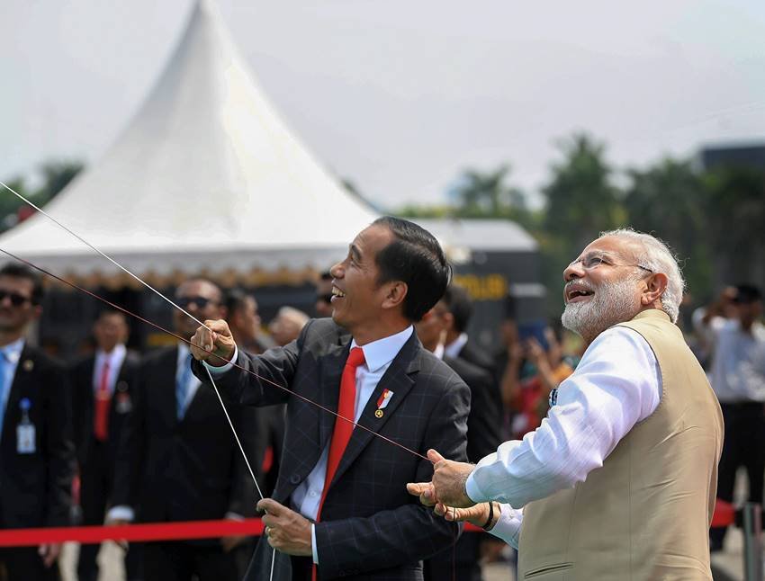 pm modi's indonesia visit,pm modi fly kites,Modi in Mosque, Indonesian President Joko Widodo, Merdeka Palace in Jakarta, modi, modi flying kite