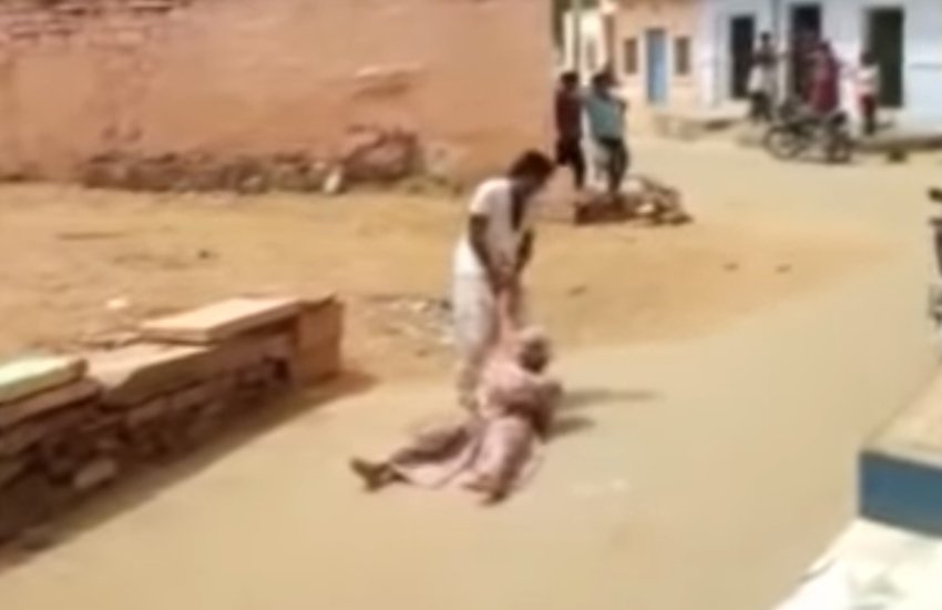 बेटे ने मां पर किया अत्याचार (फोटो सोर्स- वीडियो स्क्रीनशॉट)