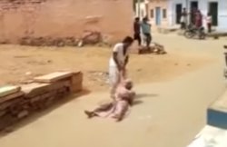 तेज धूप में बूढ़ी मां को घसीटते हुए ले गया बेटा, वायरल हो रहा वीडियो