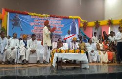 मंच पर गृहमंत्री बन गए राजा, सेवकों की तरह दो लोग करते रहे हवा