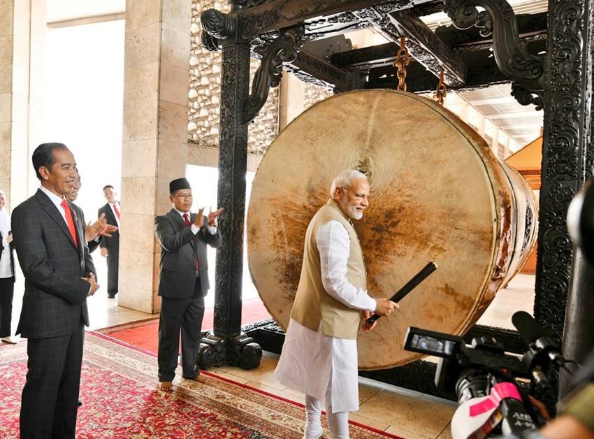 मस्जिद जाकर मोदी ने यहां रखे नगाड़ों को भी बजाया। बता दें कि इससे पहले भी मोदी कई बार नगाड़ों को बजा चुके हैं। (Photo- Raveesh Kumar twitter)