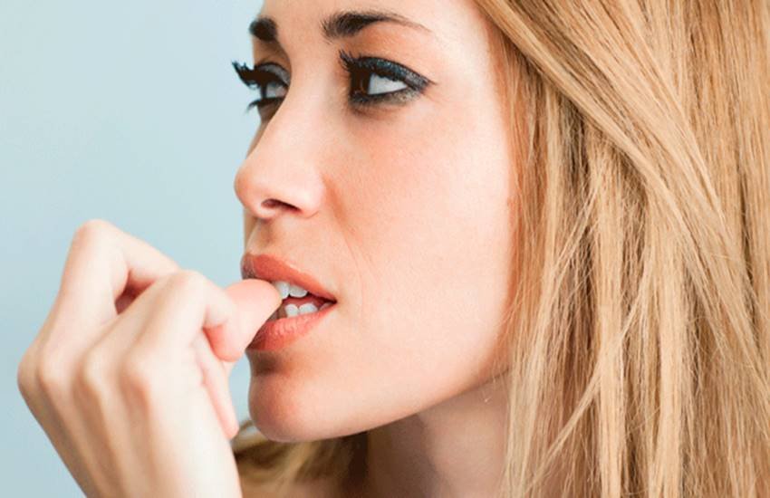 nails, nail biting, nail biting habbits, how to get rid of nail biting, dangers of nail biting, harms of nail biting, नाखून चबाना की आदत, गंदी आदत से बचने के उपाय, nail biting in hindi, health benefit of fasting and prayer, roza ramadan, roza benefits in hindi, health tips in hindi, home remedies, health news in hindi, healthy lifestyle news in hindi, natural remedies. lifestyle news in hindi, jansatta