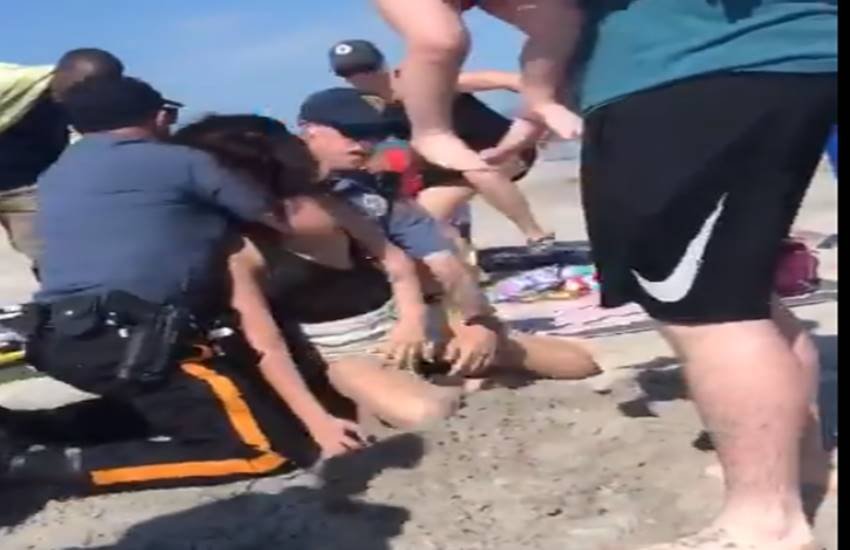 न्यू जर्सी में पुलिस वाले ने युवती की पिटाई कर दी।