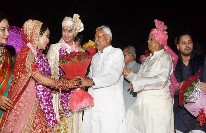 नीतीश कुमार अपने धुर विरोधी लालू प्रसाद के बेटे तेजप्रताप यादव की शादी पर गए। वर-वधू को आशीर्वाद भी दिया।