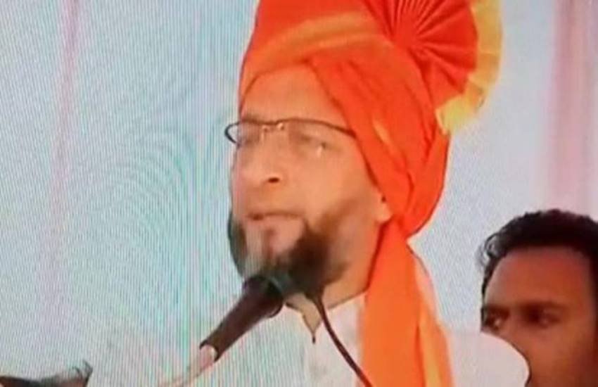 कर्नाटक चुनावः जनता दल सेक्युलर की रैली में भगवा पगड़ी पहने नजर आए ओवैसी