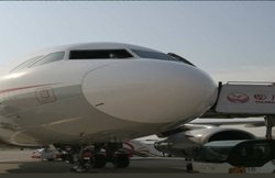 शॉकिंग: हवा में टूट गई कॉकपिट की खिड़की, बाहर लटक गया को-पायलट, देखें फिर क्या हुआ