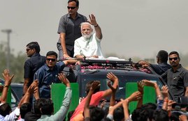 Narendra Modi, pm modi road show, meerut-delhi expressway, Eastern Peripheral expressway, modi inaugurates delhi meerut expressway, pm suv car, women came in front of modi car, Eastern Expressway Highway, KGP expressway, modi roadshow, Nitin Gadkari, BJP, Hindi news, News in Hindi, Jansatta