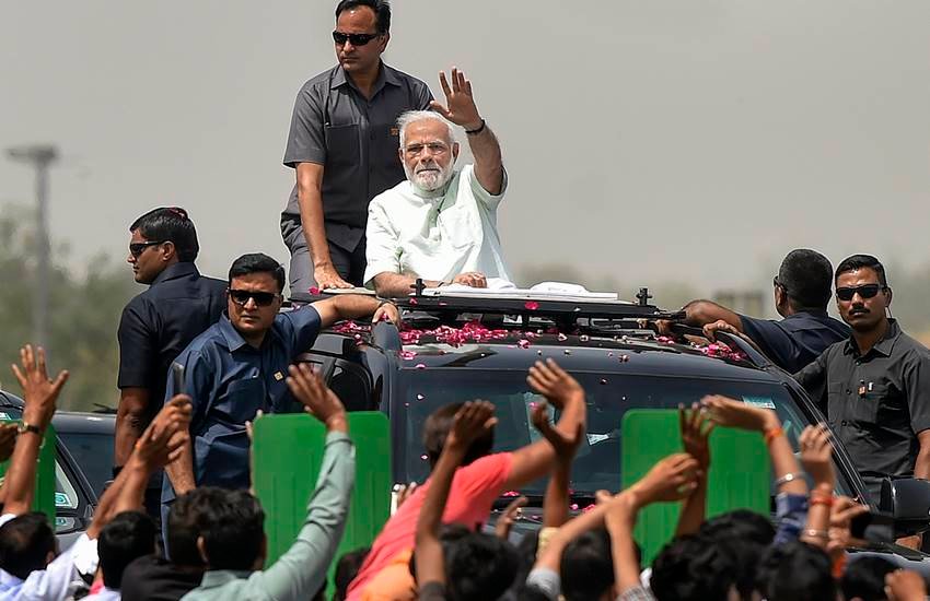 Narendra Modi, pm modi road show, meerut-delhi expressway, Eastern Peripheral expressway, modi inaugurates delhi meerut expressway, pm suv car, women came in front of modi car, Eastern Expressway Highway, KGP expressway, modi roadshow, Nitin Gadkari, BJP, Hindi news, News in Hindi, Jansatta
