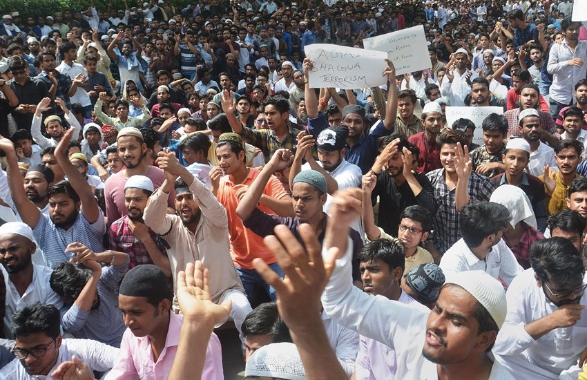 प्रदर्शन करते अलीगढ़ मुस्लिम यूनिवर्सिटी के छात्र (पीटीआई फोटो)