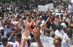 एएमयू में बवाल: फायरिंग, भागवत-बीजेपी सांसद का पुतला फूंका, प्रदर्शनकारियों ने पढ़ी नमाज