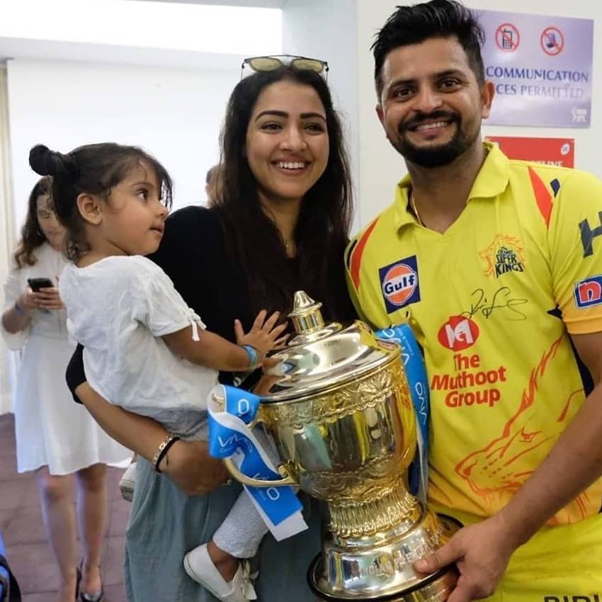 मैच में वाट्सन के बाद सुरेश रैना ने शानदार मैच खेला। हाल ही उनकी तस्वीर भी ट्रॉफी के साथ नजर आई। (Suresh raina Instagram)