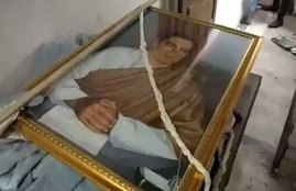 Rajiv Gandhi, Congress leaders disrespect Rajiv Gandhi, Rajiv Gandhi picture outside toilet, mp congress, Bhopal congress, mp congress, hindi news, News in Hindi, Jansatta