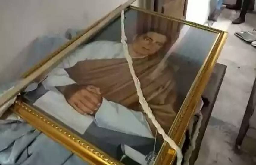 Rajiv Gandhi, Congress leaders disrespect Rajiv Gandhi, Rajiv Gandhi picture outside toilet, mp congress, Bhopal congress, mp congress, hindi news, News in Hindi, Jansatta