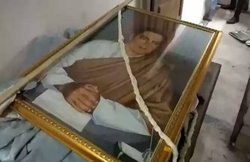 कांग्रेसी नेताओं ने टॉयलेट के बाहर रखी राजीव गांधी की तस्वीर, वीडियो हुआ वायरल