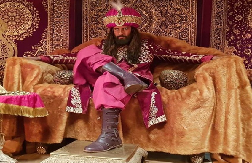 खिलजी के अवतार में एक्टर रवि दुबे।