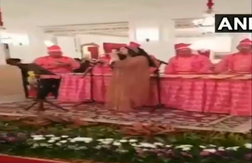 विदेश में पीएम नरेंद्र मोदी के स्वागत में गाना गाती गायिका।