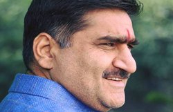 अलीगढ़: बीजेपी सांसद ने रेलवे अधिकारियों को धमकाया, 10 मिनट में ट्रेन भेजने को कहा, वीडियो वायरल