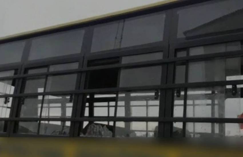 स्कूल बस पर पत्थरबाजी (फोटो-एएनआई)