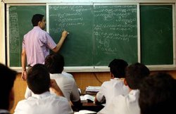 VIDEO: क्लास में टीचर की मौजूदगी में ही सिगरेट में ड्रग्स भर रहे छात्र, मुरादाबाद की घटना