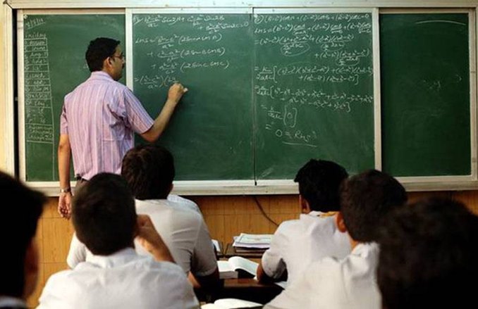 VIDEO: क्लास में टीचर की मौजूदगी में ही सिगरेट में ड्रग्स भर रहे छात्र, मुरादाबाद की घटना