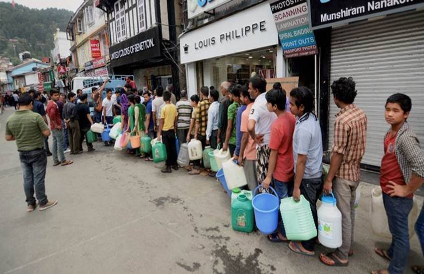 शिमला जल संकट: पानी के लिए कतार में खड़े लोग
फोटो सोर्स - इंडियन एक्सप्रेस