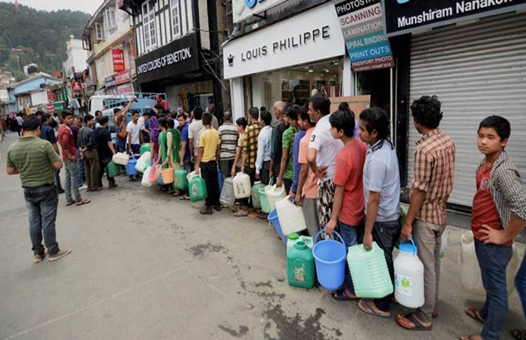 शिमला जल संकट: पानी के लिए कतार में खड़े लोग।
फोटो सोर्स - इंडियन एक्सप्रेस