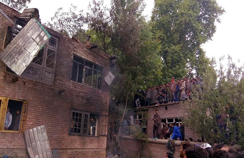 शोपियां के इसी घर में हिजबुल कमांडर सद्दाम अपने साथी आतंकियों के साथ छिपा थ। (फोटो सोर्स: पीटीआई) 
