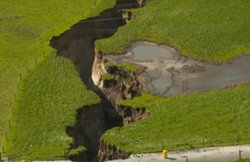 वीडियो: रातोंरात न्‍यूजीलैंड में हो गया बहुत बड़ा गड्ढा, बढ़ती ही जा रही दरार