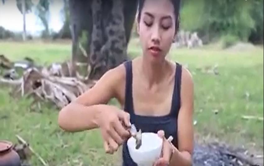 कंबोडिया की रहने वाली इस महिला ने कई संरक्षित जीवों का शिकार कर उन्हें खाया। कंबोडिया की रहने वाली इस महिला ने कई संरक्षित जीवों का शिकार कर उन्हें खाया।