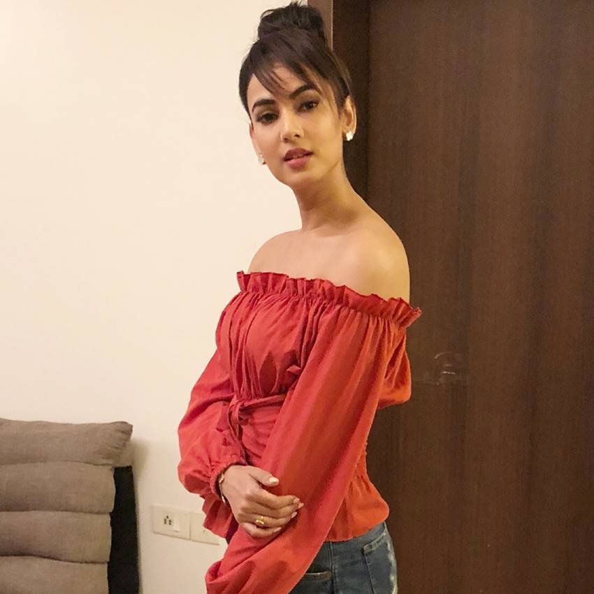 sonal chauhan with himesh reshammiya, sonal chauhan, sonal chauhan latest photos, sonal chauhan hot pics, sonal chauhan movies, sonal chauhan pics