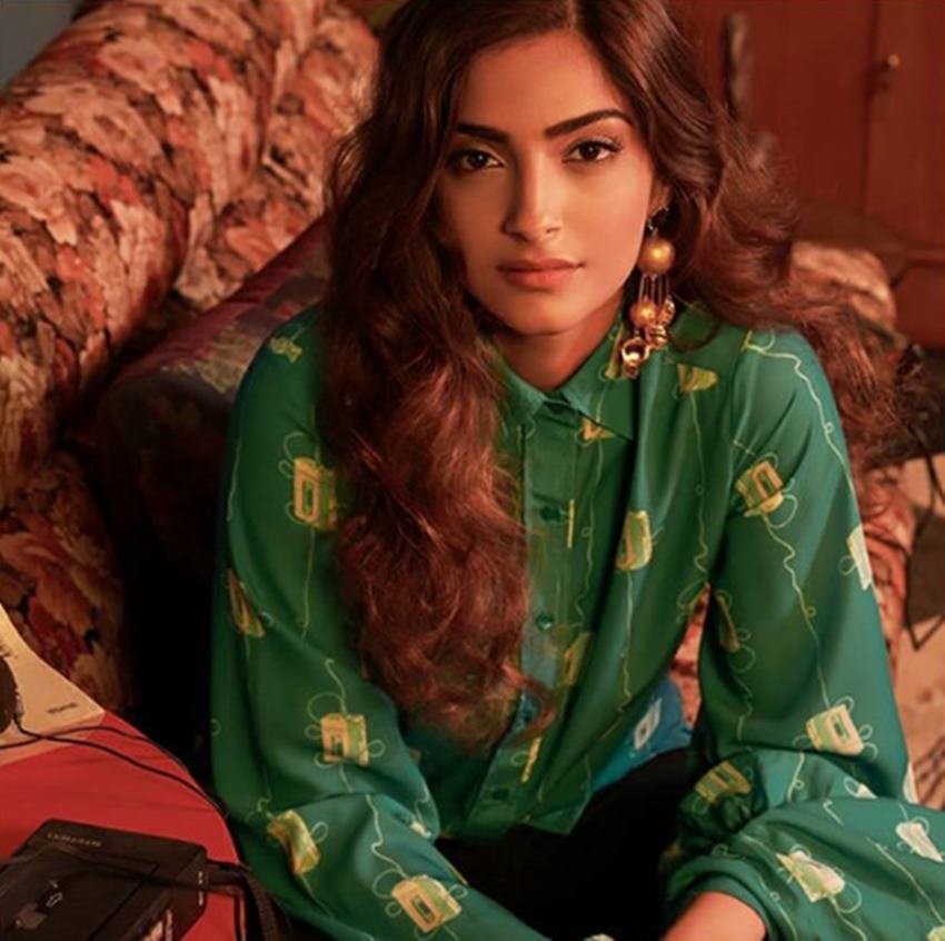 बॉलीवुड अभिनेत्री सोनम कपूर आजकल अपनी शादी को लेकर चर्चा में हैं। वह आनंद आहूजा के साथ 8 मई को सात फेरे ले सकती हैं। सोनम बॉलीवुड की मशहूर अदाकारा हैं। एक्टिंग के साथ-साथ वह अपनी शानदार फिटनेस और खूबसूरती के लिए भी जानी जाती हैं। वह बेहद साधारण ब्यूटी रिजाइम फॉलो करती हैं। आइए, जानते हैं कि सोनम कपूर क्या ब्यूटी रिजाइम फॉलो करती हैं।