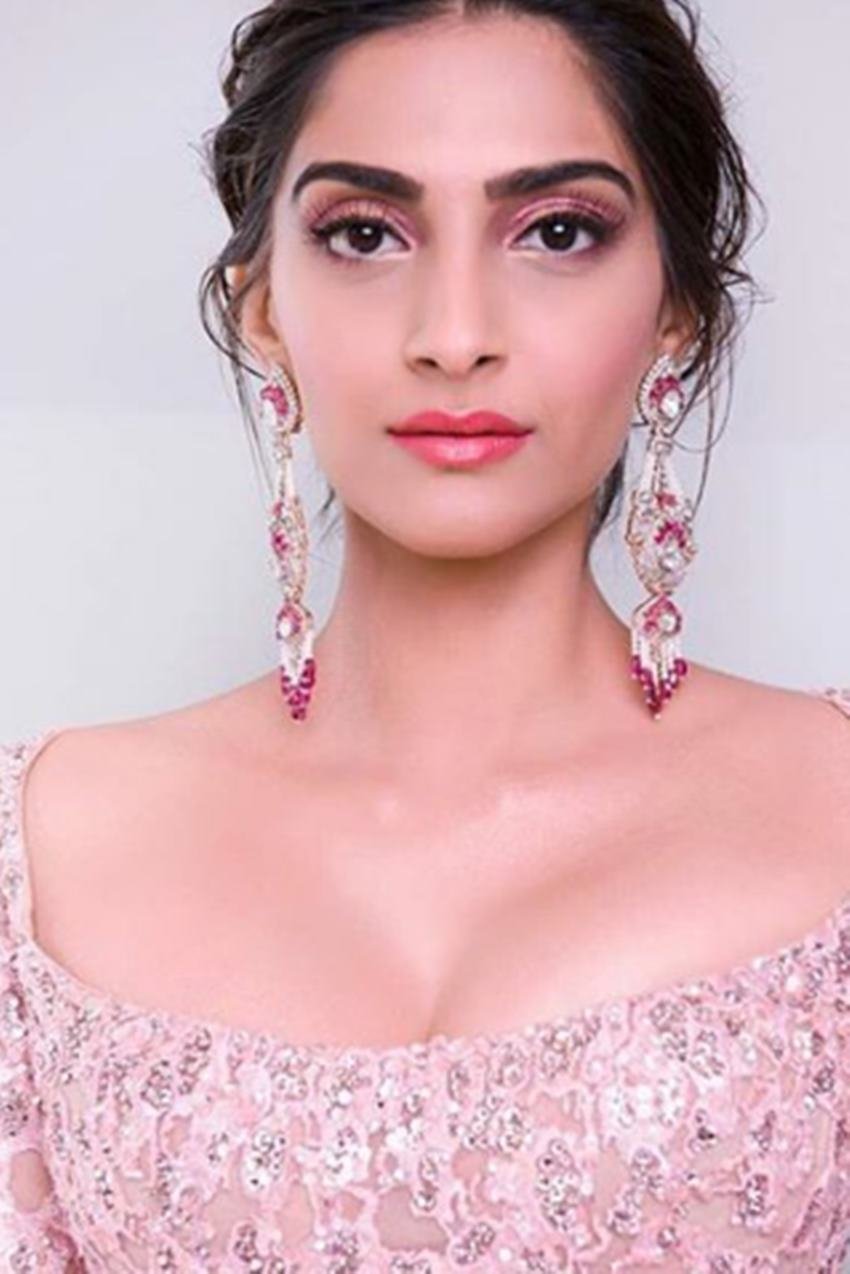 स्किन की सेहत बेहतर रखने के लिए वह रोज हर दो-तीन घंटे में नारियल पानी पीती हैं।