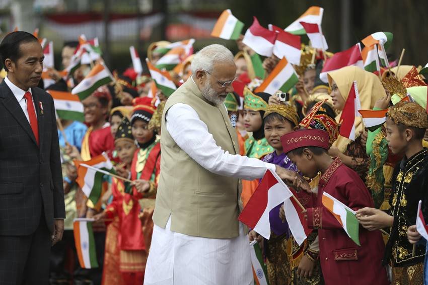 यहां आए पीएम मोदी से बच्चे भी काफी खुश थे। जकार्ता के एलीमेंट्री स्कूल के एक बच्चे ने पीएम मोदी के हाथ में किस किया।
