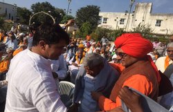 मंच पर ही भिड़ गए बीजेपी सांसद और पूर्व मंत्री, दी चुनाव में देख लेने की धमकी