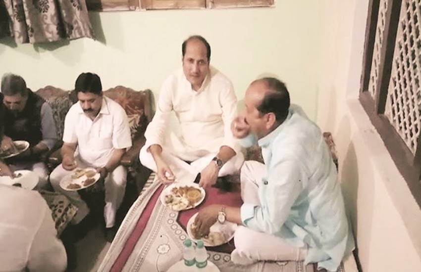 अलीगढ़ में दलित के घर खाना खाते उत्तर प्रदेश सरकार के मंत्री सुरेश राणा
