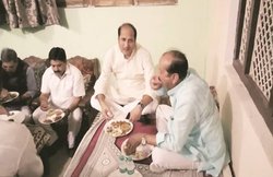 खाकर सोया था दलित, रात 11 बजे जगाया, कैटरर से खाना आया, मंत्री के साथ सबने खाया और चले गए
