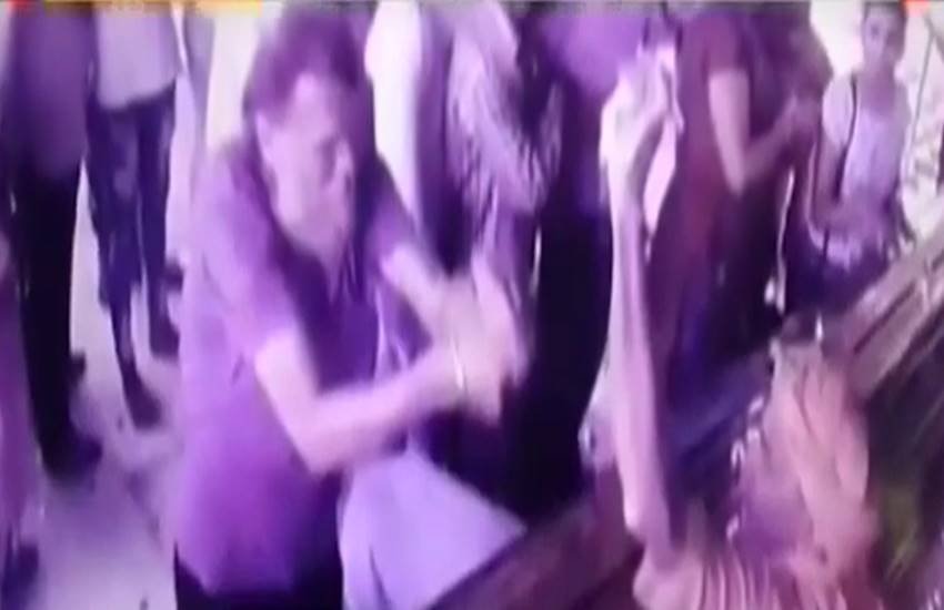 अशोक मेघवाल नाम के एक शख्स ने अचानक मंदिर के पुजारी पर हमला कर दिया।