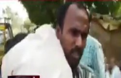 बदायूं: अस्पताल ने मदद नहीं की, कंधे पर लादकर ले गया पत्नी का शव