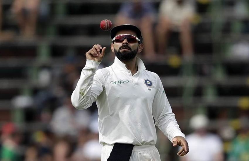 भारतीय क्रिकेट टीम के कप्तान विराट कोहली गर्दन की चोट के कारण इंग्लिश काउंटी सरे के लिए नहीं खेल पाएंगे। भारतीय क्रिकेट कंट्रोल बोर्ड (बीसीसीआई) ने गुरुवार को एक बयान जारी कर इस बात की जानकारी दी। इंडियन प्रीमियर लीग (आईपीएल) के 11वें संस्करण में रॉयल चैलेंजर्स के कप्तान रहे कोहली को 17 मई को बेंगलुरू में सनराइजर्स हैदराबाद खेले गए मैच में गर्दन में चोट लग गई थी। इसी चोट के कारण कोहली इंग्लिश काउंटी क्लब सरे से बाहर हो गए हैं। कोहली को इंग्लैंड दौरे से पहले अपनी तैयारियों को पुख्ता करने के लिए जून में इंग्लिश काउंटी सरे के लिए जून में खेलना था, लेकिन इस चोट ने उनकी तैयारियों को बड़ा झटका दिया। सरे के लिए खेलने के कारण ही कोहली ने 14 जून से अफगानिस्तान के खिलाफ बेंगलुरू में ही शुरू रहे एक मात्र टेस्ट मैच से अपना नाम वापस लिया था। अगर विराट कोहली बाहर होते हैं तो उनकी जगह टीम में इन खिलाड़ियों को मौका दिया जा सकता है। (सोर्स-फाइल फोटो)