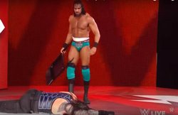 VIDEO: हार गए जिंदर महल तो WWE रेसलर को पीछे से दे मारी कुर्सी