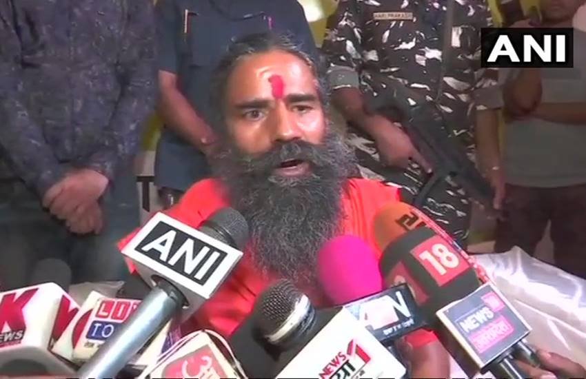 कर्नाटक के सहारे रामदेव ने 2019 के चुनाव की भविष्यवाणी की है। (फोटो - एएनआई)