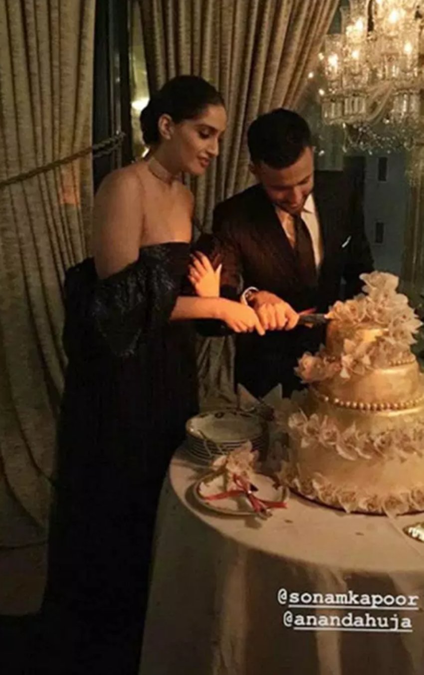 Sonam kapoor, anand ahuja, Sonam anand together in party, veere di wedding actress, Sonam kapoor kissed husband anand, people gave reaction to sonam kiss for anand, television news ,entertainment news, bollywood news, television news, entertainment news, bollywood news, television news