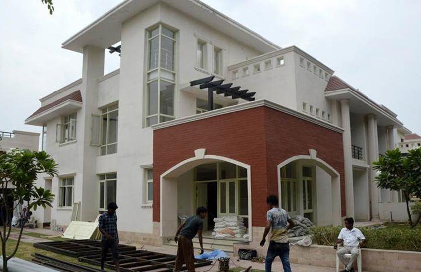वहीं समाजवादी पार्टी के लोगों का कहना है कि अखिलेश यादव इस बंगले से महज वो चीजें ही लेकर गए हैं, जिनकी उन्हें जरूरत थी। पार्टी के लोगों के मुताबिक अखिलेश ने अपने बंगले में शौक के लिए कई चीजों को रखा था, जिन्हें वह जाते समय अपने साथ लेकर चले गए। बता दें कि घर से टाइल्स, टोंटी, पौधे, और भी कई चीजें गयाब है। वहीं स्विमिंग पुल और साइकल ट्रैक पूरी तरह से टूटे हुए हैं। हालांकि, अखिलेश ने इस मामले पर सफाई देते हुए कहा कि मेरी राजनीति छवि को बिगाड़ने की जरूरत नहीं है, वह सभी समान को वापस कर देंगे। (एक्सप्रेस फोटो - विशाल यादव)