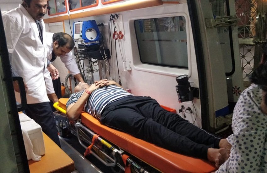 एंबुलेंस से अस्पताल जाते आप मंत्री सत्येंद्र जैन। 
