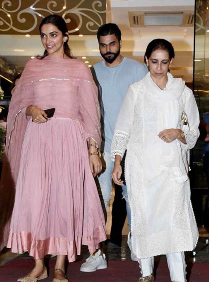 Deepika padukone, deepika day out with mom ujjala, deepika for shopping with mom ujjala, deepika buying jwellery in bandra, deepika padukone and mum ujjala in mumbai, deepika padukone in light summer pink anarkali, deepika ranveer wedding bells ringing, entertainment news, bollywood news, television new, entertainment news, bollywood news, television news