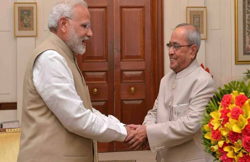 प्रधानमंत्री नरेंद्र मोदी के साथ प्रणब मुखर्जी की फाइल फोटो। 