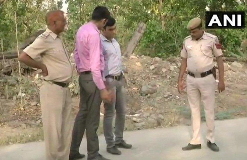 मर्डर स्पॉट पर जांच करती दिल्ली पुलिस। फोटो- एएनआई